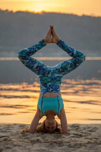 Vacker Yoga Kvinna Gör Övningar Solnedgången Stranden Nära Rver — Stockfoto
