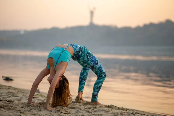 Ragazza Sulla Spiaggia Del Tramonto Chakrasana Yoga — Foto Stock
