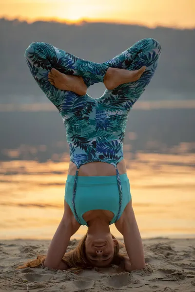 Vacker Yoga Kvinna Gör Övningar Solnedgången Stranden Nära Rver — Stockfoto