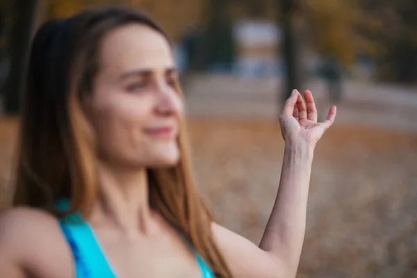 Yoga Mudra Flicka Meditera Och Koppla Parken — Stockfoto