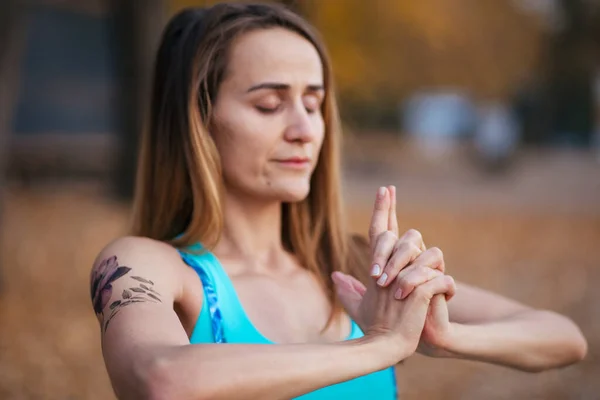 Yoga Mudra Flicka Meditera Och Koppla Parken — Stockfoto