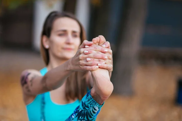 Närbild Vacker Yoga Kvinna Gör Övningar Solnedgången Stranden Nära Rver — Stockfoto