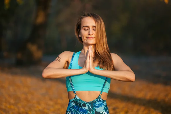 Yoga Tacksamhet Namaskar Namaste Vacker Flicka Meditera Solnedgången — Stockfoto