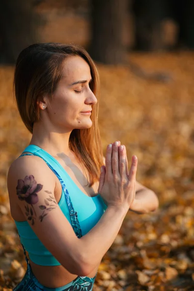 Yoga Minnettarlığı Namaskar Namaste Gün Batımında Meditasyon Yapan Güzel Kız — Stok fotoğraf
