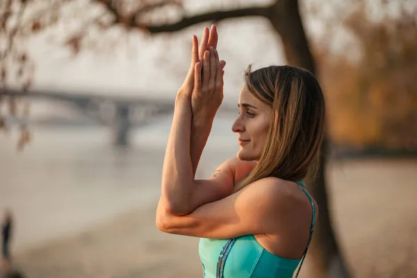 Flicka Porträtt Yoga Meditation Och Koppla Parken Garudasana — Stockfoto
