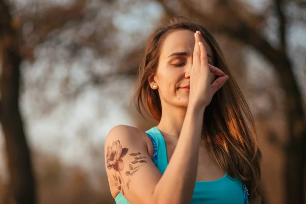 Yoga Mudra Flicka Meditation Och Koppla Parken — Stockfoto