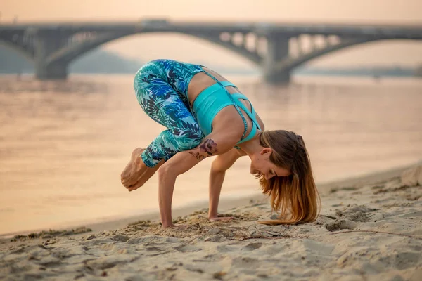 Vacker Yoga Kvinna Gör Övningar Solnedgången Stranden — Stockfoto