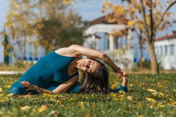 Koppla Och Yoga Parken Ung Kvinna Blå Kläder — Stockfoto