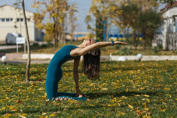 Bella Giovane Donna Abiti Blu Facendo Esercizio Yoga — Foto Stock
