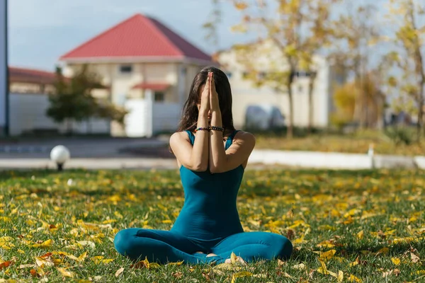 Giovane Donna Abiti Blu Meditare Nel Parco — Foto Stock