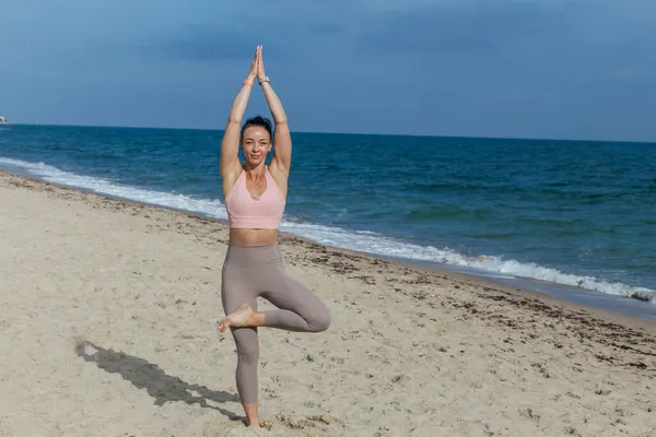 Vacker Ung Flicka Gör Yoga Stranden Nära Havet — Stockfoto
