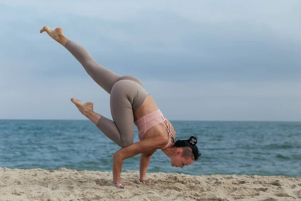 Flicka Att Göra Yoga Balans Poserar Stranden Nära Havet — Stockfoto