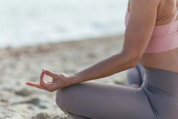 Kvinna Gör Yoga Stranden Meditation Nära Havet — Stockfoto