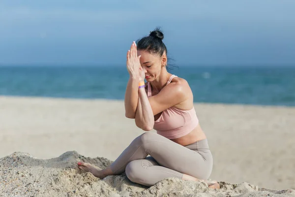 Vacker Flicka Utöva Yoga Poserar Stranden — Stockfoto