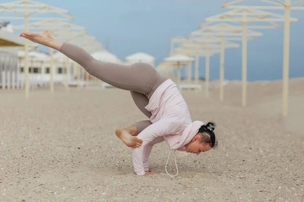 Yogautövande Flicka Rosa Hoodie Gör Balans Pose — Stockfoto