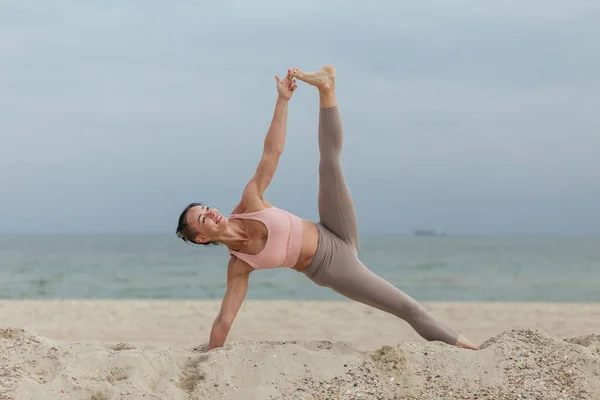 Vacker Ung Flicka Gör Yoga Stranden Nära Havet — Stockfoto