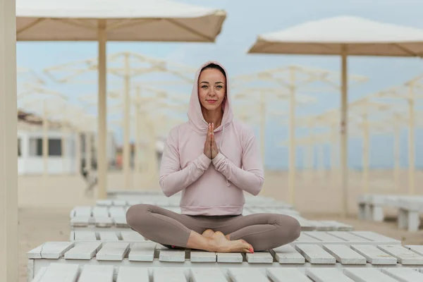 Vacker Kvinna Mediterar Yoga Poserar Stranden — Stockfoto