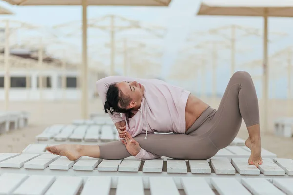 Yogaställningar Flicka Rosa Huvtröja Utövar Yoga — Stockfoto