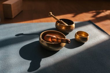 Meditasyon ve yoga minderinde rahatlama için otantik Tibet şarkı kaseleri. Ses masajı ve iyileşme.