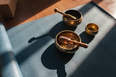 Meditasyon ve yoga minderinde rahatlama için otantik Tibet şarkı kaseleri. Ses masajı ve iyileşme.