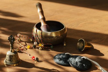 Tibet şarkı kaseleri, çanlar, meditasyon ve ahşap zeminde rahatlama için. Hamdmade perküsyon müzik aletleri. Ses masajı ve iyileşme.