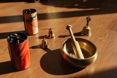 Tibet şarkı kaseleri, çanlar, meditasyon ve ahşap zeminde rahatlama için. Hamdmade perküsyon müzik aletleri. Ses masajı ve iyileşme.