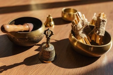 Tibet şarkı kaseleri, çanlar, meditasyon ve ahşap zeminde rahatlama için. Palo Santo ormanı tütsülüyor. Ses masajı ve iyileşme.