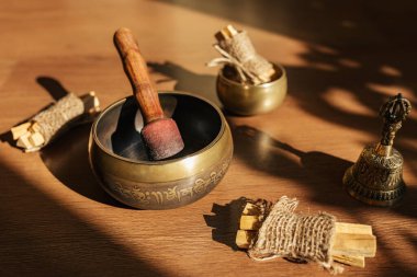 Tibet şarkı kaseleri, çanlar, meditasyon ve ahşap zeminde rahatlama için. Palo Santo ormanı tütsülüyor. Ses masajı ve iyileşme.