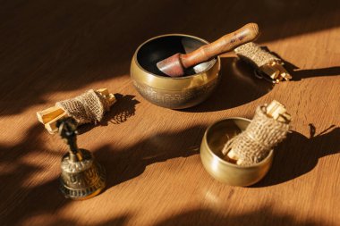 Tibet şarkı kaseleri, çanlar, meditasyon ve ahşap zeminde rahatlama için. Palo Santo ormanı tütsülüyor. Ses masajı ve iyileşme.