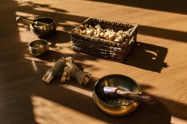 Bir sepet Palo Santo ormanı tütsülüyor. Tibet şarkı kaseleri, çanlar, meditasyon ve ahşap zeminde rahatlama için. Ses masajı ve iyileşme.
