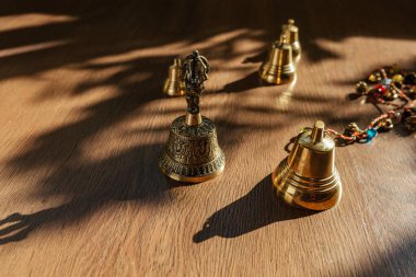 Tibet çanları, meditasyon ve ahşap zeminde rahatlama için. Ses masajı ve iyileşme.