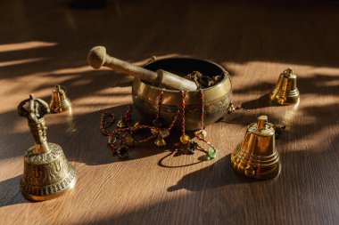 Tibet şarkı kaseleri, çanlar, meditasyon ve ahşap zeminde rahatlama için. Hamdmade perküsyon müzik aletleri. Ses masajı ve iyileşme.