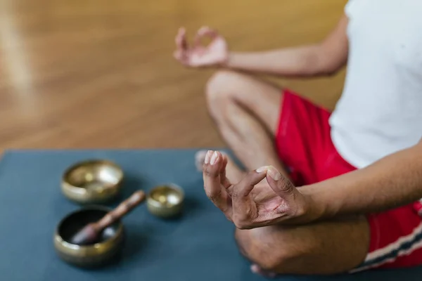 Närbild Händer Man Mediterar Yogamattan Avkoppling Och Meditation Tibetanska Sångskålar — Stockfoto