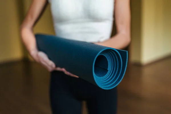 Primer Plano Una Chica Sosteniendo Una Esterilla Yoga Azul Sus —  Fotos de Stock