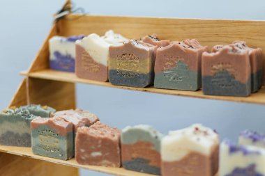 Masada bir sürü renkli el yapımı sabun var.