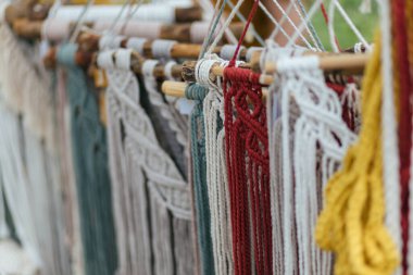 Açık hava renkli örgülü ipler.