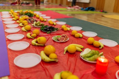 kırmızı zemin üzerinde çeşitli meyveler, portakallar, muzlar, mandalinalar, greyfurtlar ve diğerleri