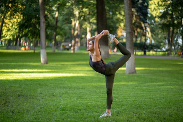 Hermosa Joven Haciendo Yoga Parque Nataradjasana — Foto de Stock