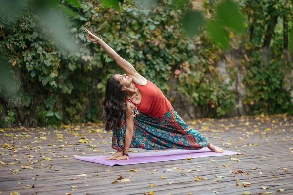 Bella Donna Che Yoga Posa Sul Vicolo Nel Parco Equilibrio — Foto Stock