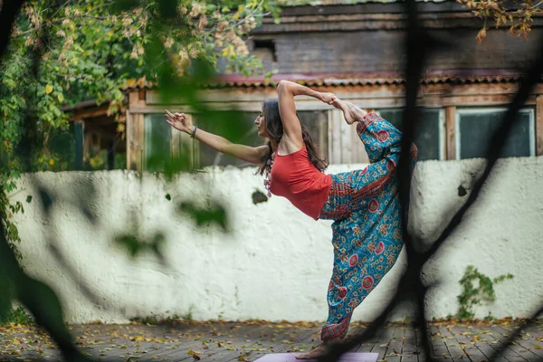 Hermosa Mujer Haciendo Yoga Posa Parque Sobre Piso Madera Equilibrio —  Fotos de Stock