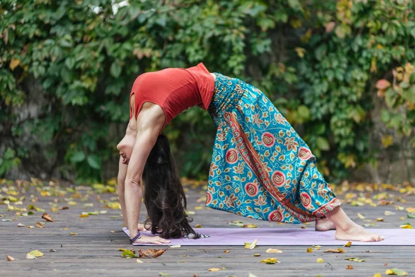 Vacker Kvinna Som Gör Yoga Poser Parken Trägolv Balans Fitness — Stockfoto