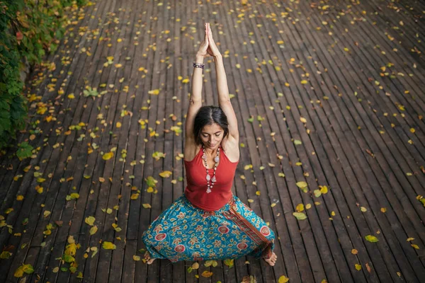 Bella Donna Che Yoga Posa Nel Parco Autunnale Sul Pavimento — Foto Stock