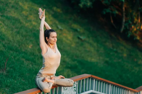 Lotus Pose Vacker Flicka Som Gör Yoga Poser Solnedgången Parken — Stockfoto
