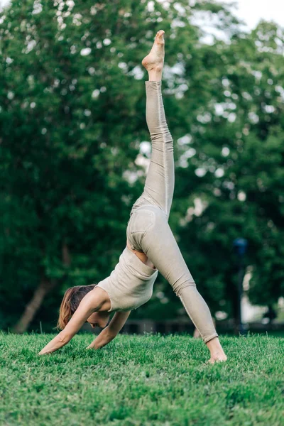 Vacker Flicka Som Gör Yoga Poser Solnedgången Parken Balans Fitness — Stockfoto