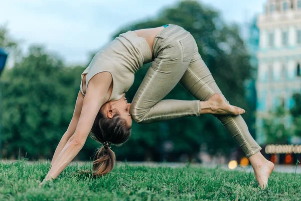 Vacker Flicka Som Gör Yoga Poser Solnedgången Parken Balans Fitness — Stockfoto