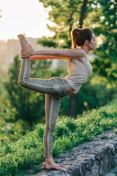 Dansare Pose Vacker Flicka Gör Yoga Solnedgången Parken Balans Fitness — Stockfoto
