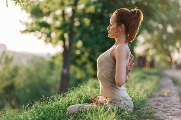 Posa Loto Bella Ragazza Che Meditazione Sul Tramonto Nel Parco — Foto Stock