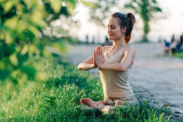 Lotus Pose Vacker Flicka Gör Meditation Solnedgången Parken Yoga Balans — Stockfoto