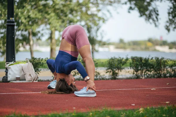 Piękna Dziewczyna Robi Pozy Jogi Zachód Słońca Parku Równowaga Fitness — Zdjęcie stockowe