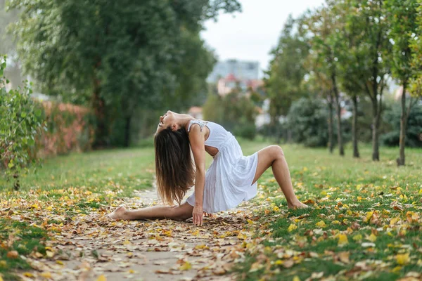 Krásná Dívka Bílých Šatech Dělá Jógu Pózuje Podzimním Parku Rovnováhu — Stock fotografie